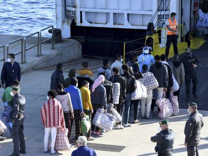 Le falle del reddito 5S. Beccati 177 migranti senza diritto al bonus.