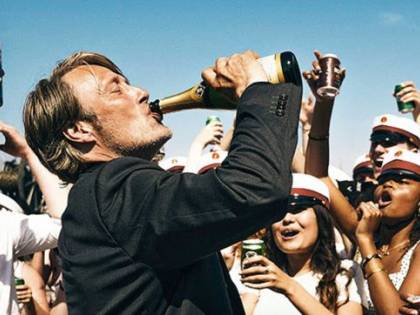 "Un altro giro": il potere ingannevole dell’alcool e delle scorciatoie