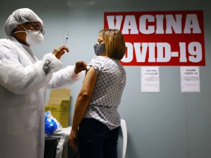 Una dose al 40%. Vaccini ai giovani: tolti i limiti d'età. I piani regionali