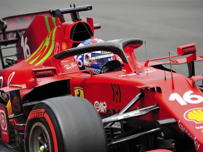 Leclerc concede il bis: pole sulla pista-mostro. La Ferrari sta crescendo