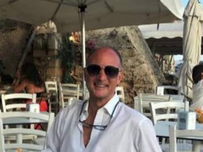 "Drogata e stuprata": chi è il manager che si fingeva 007