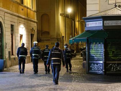 "Una bestia, mi ha accoltellato per nulla", il sangue per le strade di Roma