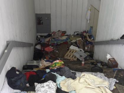 "Prima la sassata, poi la bottiglia...". Paura nel quartiere ostaggio dei migranti