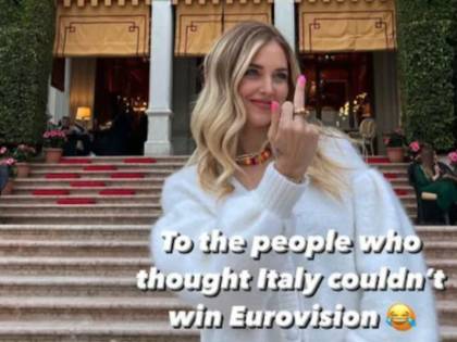 "A chi diceva: 'L'Italia dei Maneskin non vince'". E la Ferragni mostra il dito medio
