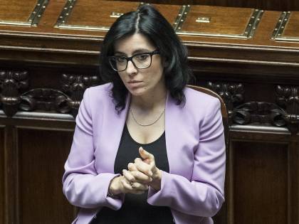 La Dadone "affida" i #vaccini agli influencer