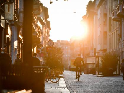 Spuntano i coltelli a Milano: tre feriti nella maxirissa in centro