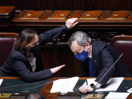 Il "doppio gioco" del governo sui migranti: così può saltare il banco