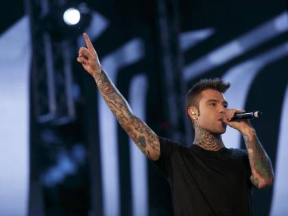 "Fedez manda 3 pagliacci alla Rai, offesa alle istituzioni". Riesplode il caso