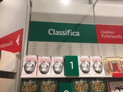 La foto choc della Meloni: il suo volto a testa in giù