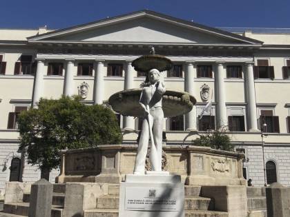 "Donna con aspirapolvere": esplode la bufera per la statua