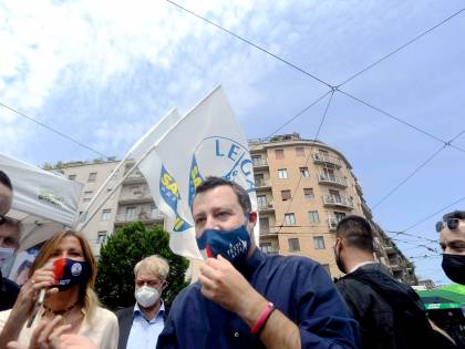 Ue, Salvini: "Gruppo unico di centrodestra". Ma viene stoppato
