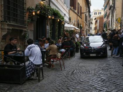 Movida, notte da incubo: tre feriti, vigili aggrediti