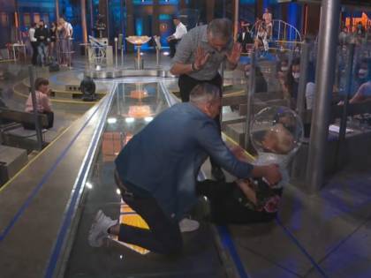 Brutto incidente ad Avanti un altro: la valletta di Bonolis si fa male