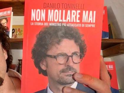 Toninelli, il finto Che Guevara che non molla mai