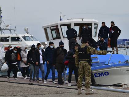 I "cannoni sonori" per respingere i migranti: come funzionano