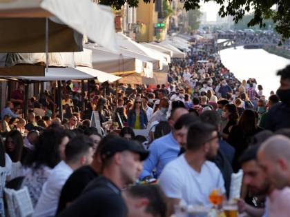 Via alle nuove regole per matrimoni e sport. Bar e ristoranti, sì alle consumazioni al chiuso