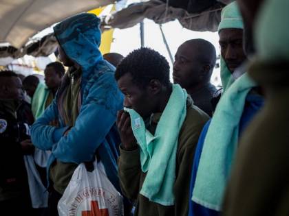 L'Ong scarica 50 migranti nel porto di Augusta
