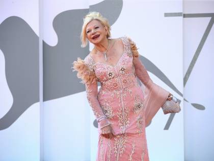 Sandra Milo sbrocca: "Invidiose, beccatevi le mie gambe"