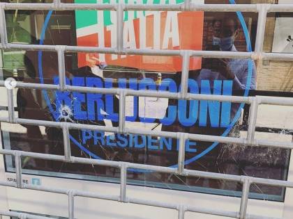 L'odio dei codardi: attacco alla sede di Forza Italia