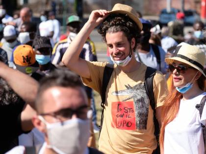 Ora le sardine vendono la cannabis per strada