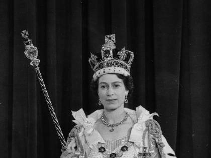 Via il ritratto da Oxford e lite sulla nipote. Non c'è pace per la regina Elisabetta