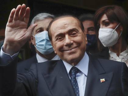 Il ritorno di Berlusconi scuote web e Palazzo. "Ruolo insostituibile"