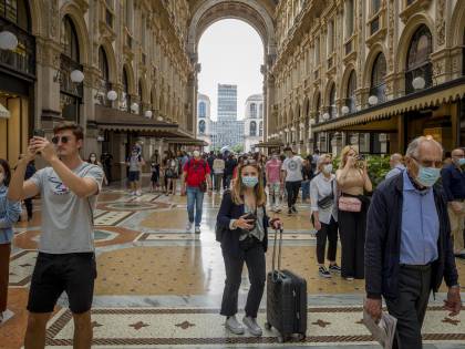 "Mezzo milione di infetti in giro". Pregliasco minaccia la quarta ondata