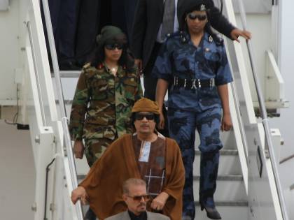 La mossa di Macron in Libia: restituirà a Tripoli il jet appartenuto a Gheddafi