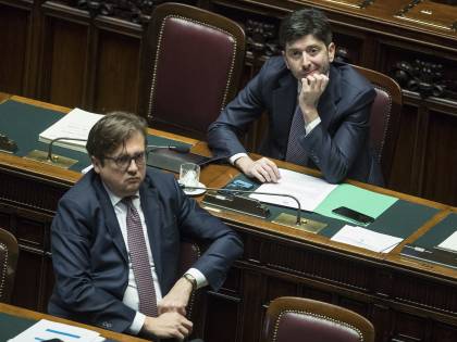 Il pasticcio dei 4 a tavola: scoppia la bufera al Ministero