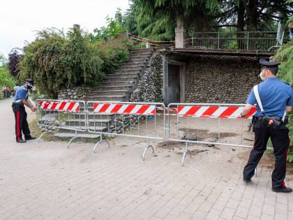 Entra nel parco con l'auto e investe una famiglia: grave bimbo di 3 anni