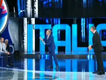 ''In Italia puoi buttarti a terra, in Europa...''. È gelo tra Bonolis e Chiellini