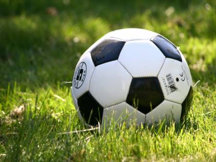Calciatore stroncato da infarto alla gara in ricordo del fratello