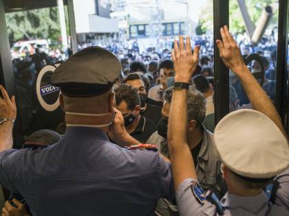 L'open day di Janssen degenera in maxirissa. Urla, spinte e malori col miraggio monodose