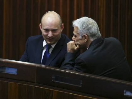 Lapid, Bennett e Abbas: nuovo governo d'Israele. Senza Bibi, con gli arabi