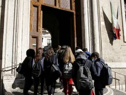 L'ultima follia Pd: più soldi alle scuole con studenti immigrati