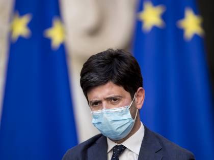 "C'è scritto poco...". Bufera su Speranza: "Cosa manca nei verbali?"