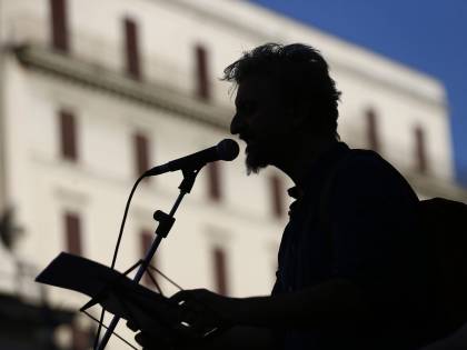 Lo schiaffo di Ascanio Celestini alle divise: "Ingombranti..."