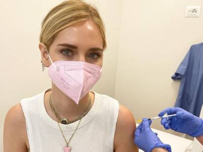 "Non si è vaccinata davvero". La Ferragni nel mirino dei complottisti