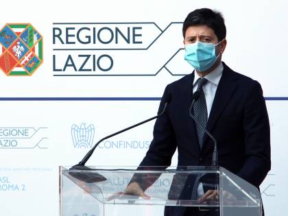 Scontro tra Regioni e Roma dopo il pasticcio AstraZeneca. Pesa il silenzio del governo