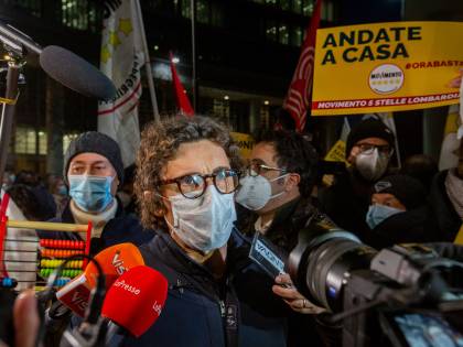 Il libro comico di Toninelli simbolo del fallimento 5s