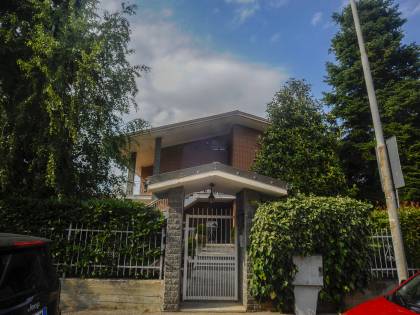 I ladri gli sparano in casa sua: gioielliere ferito
