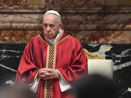 La "scure" del Papa: rivoluzione nella legge della Chiesa