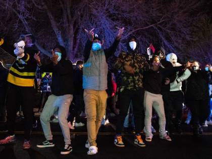 Un altro afroamericano ucciso dalla polizia. Due notti di scontri e arresti a Minneapolis