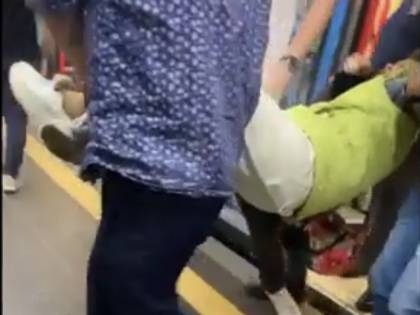 Non indossa la mascherina: portata via a forza dalla metro