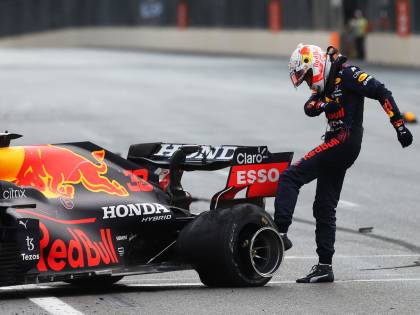 Botti, errori e gara sprint beffano Max e Lewis e incoronano Perez e Seb