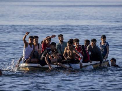 Ci scaricano i migranti, poi fuggono in taxi