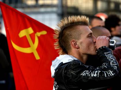 L'offensiva di FdI: "Al bando il comunismo per legge"