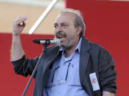 Il delirio di Vauro: "Ecco con cosa va sostituito l'Inno nazionale"