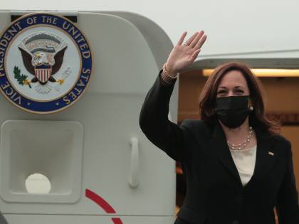 Migranti, Kamala come Trump. "Non venite negli Stati Uniti"