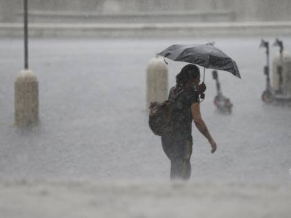 Nubifragio a Roma, evacuati 40 piccoli da una scuola. Raggi sommersa dalle critiche: ironizzò su Marino